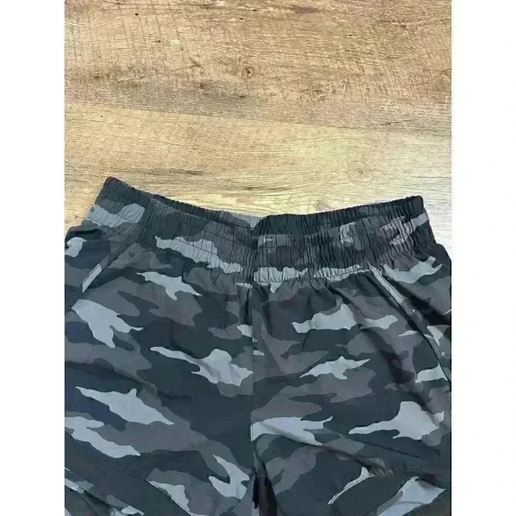 Athleta Mesh Racer Run Short 4" Women's Black Camo Print Lined Size S - Picture 3 of 10